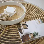 Main Beach Coastal Apartment