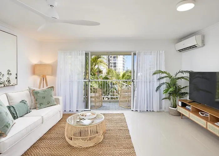 Main Beach Coastal Apartment