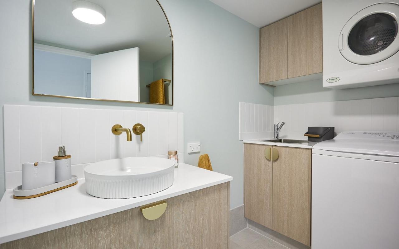 Apartment Main Beach Coastal